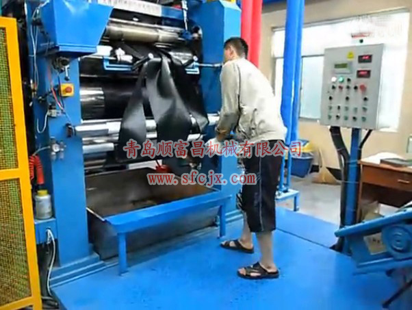 工作中的压延机www.sfcjx.com